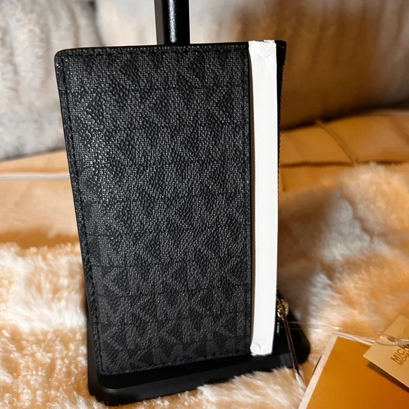 020. Michael Kors Elegant Black Card Wallet - Picture 4 of 5